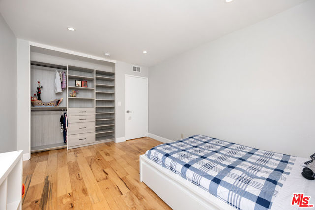22518 Jameson Drive, Calabasas CA: https://media.crmls.org/mediaz/e4d546f2-578d-4bda-b438-955e5bc7ceaa.jpg