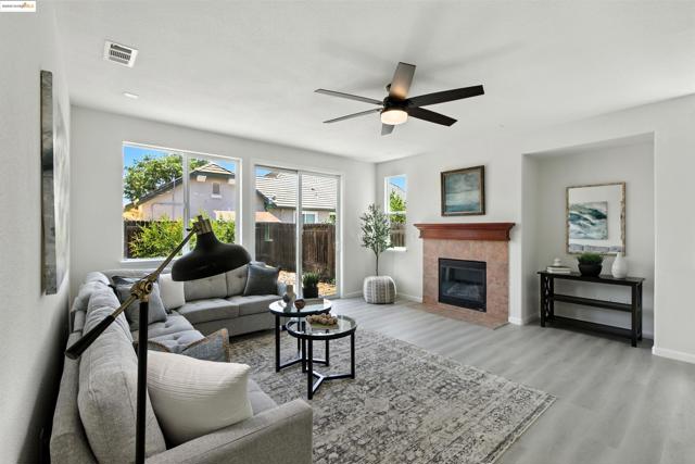 78 Vella Circle, Oakley CA: https://media.crmls.org/mediaz/e4d61b55-f9ea-4cf9-a6e6-b21280701fec.jpg