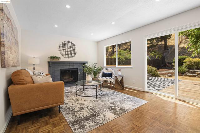 160 Manzanita Pl, Hercules CA: https://media.crmls.org/mediaz/e4d76a87-321f-4c36-a7d9-7f3e84ed6623.jpg