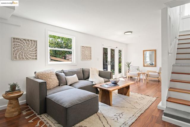 1009 Richmond st, El Cerrito CA: https://media.crmls.org/mediaz/e4d7a5c1-792a-4ce2-924b-5301edc57715.jpg