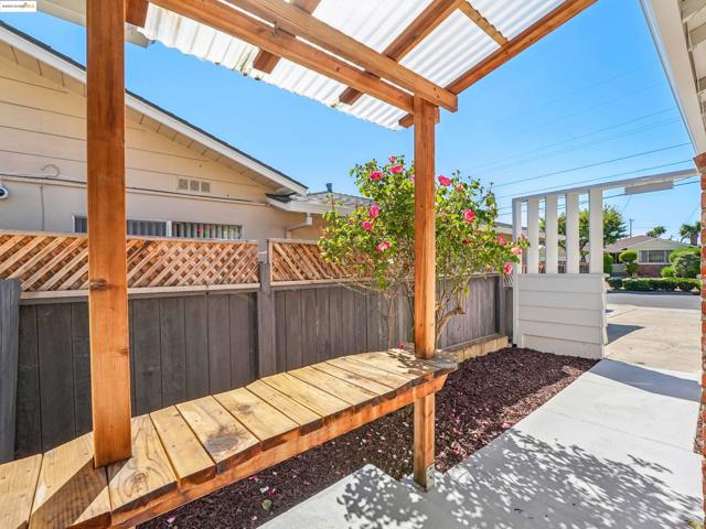 589 Evangeline Way, Hayward CA: https://media.crmls.org/mediaz/e4d7c8ab-2a61-454d-b6ac-8ce326b8a5ad.jpg