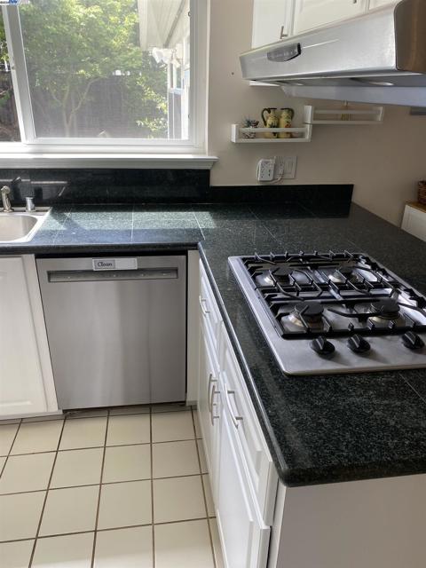 5186 Greenmeadow Dr, Concord CA: https://media.crmls.org/mediaz/e4d82fb9-7c92-4447-b8cd-50ca5911e956.jpg