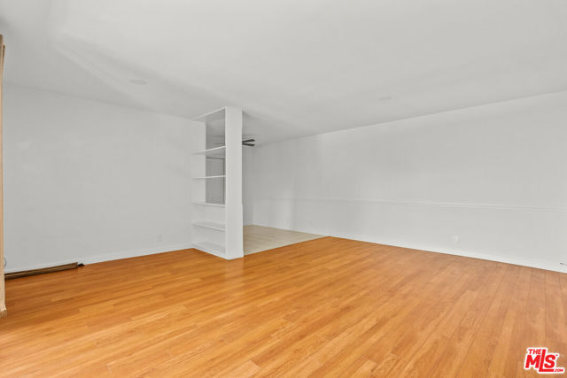 272 S Doheny Drive, Beverly Hills CA: https://media.crmls.org/mediaz/e4d8e989-9b33-4615-8cc3-320123aa280c.jpg