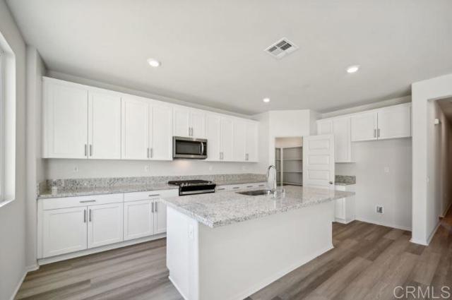 19420 Brush Creek Way, Lake Elsinore CA: https://media.crmls.org/mediaz/e4da19ba-bba3-41bf-a9ce-6eea0102a178.jpg