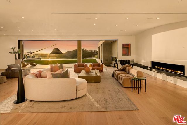 455 Castle Place, Beverly Hills CA: https://media.crmls.org/mediaz/e4da20aa-cf50-44b3-a25f-d0dab1c73926.jpg