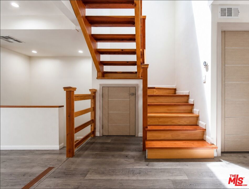 https://media.crmls.org/mediaz/e4daaf2f-1e02-4c4f-ae71-f4739dd42eab.jpg?preset=X-Large