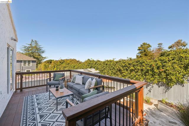 1509 Francis St, Albany CA: https://media.crmls.org/mediaz/e4dc26a3-5775-4256-b57b-b7aadcc01a1c.jpg