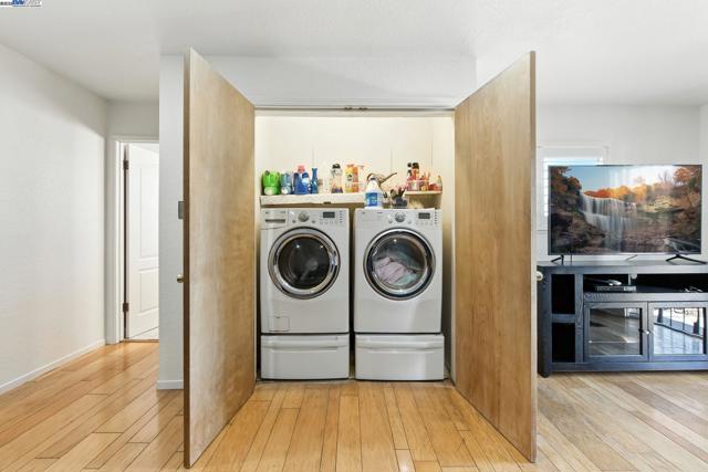 923 90Th Ave, Oakland CA: https://media.crmls.org/mediaz/e4dce3a9-ddce-44ef-a90e-d6ce082cc9fb.jpg