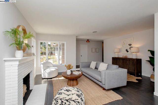 1366 Hansen Ave, Alameda CA: https://media.crmls.org/mediaz/e4dd2194-eef5-4d66-90d0-f35bfed20180.jpg