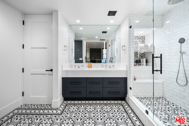 849 S Broadway, Los Angeles CA: https://media.crmls.org/mediaz/e4de11f2-90e0-4f85-99de-8c8cb2e16e4e.jpg