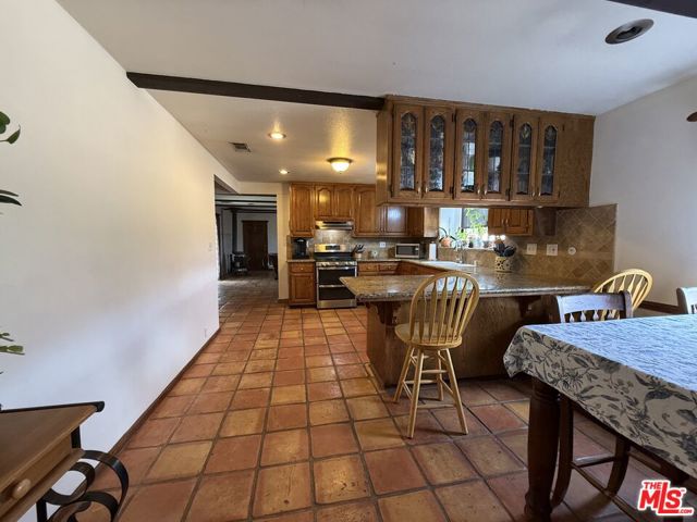 33931 Hanawalt Road, Agua Dulce CA: https://media.crmls.org/mediaz/e4df58e9-4098-4b55-81b2-8451a5efba15.jpg