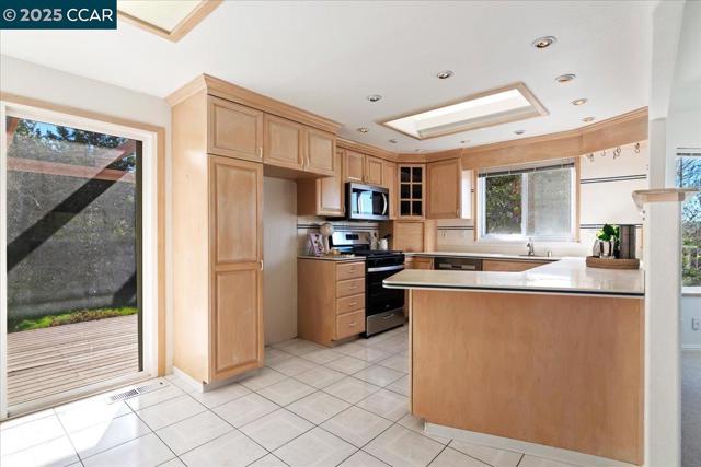 207 Midway Dr, Martinez CA: https://media.crmls.org/mediaz/e4df82ff-9a21-4226-9336-4b93fb6b23a4.jpg