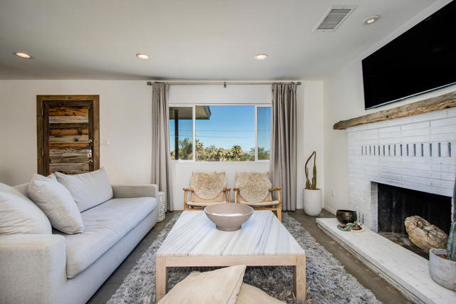 61093 Prescott Trail, Joshua Tree CA: https://media.crmls.org/mediaz/e4dfb0a5-58ab-4226-8dad-2f7d6c19d297.jpg