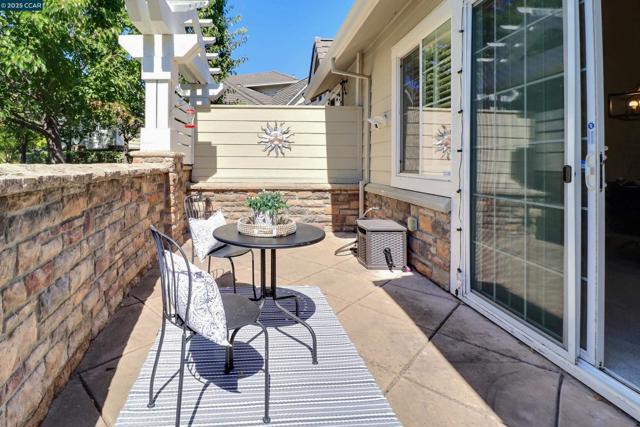 136 Sugarloaf Ct, Alamo CA: https://media.crmls.org/mediaz/e4e00ff9-d06a-4eb5-805a-6e4db2c26c4c.jpg