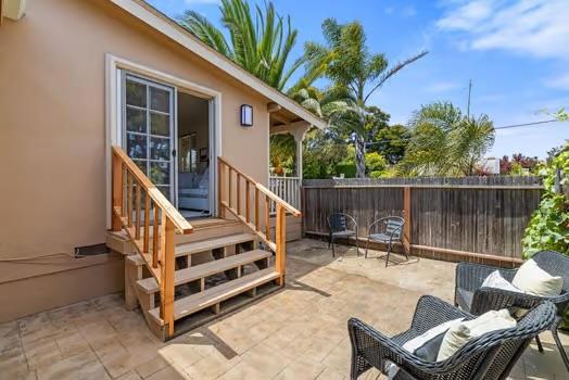 425 Alcalde Avenue, Monterey CA: https://media.crmls.org/mediaz/e4e0ce5f-9d15-4807-82f2-d2f40acf81cd.jpg