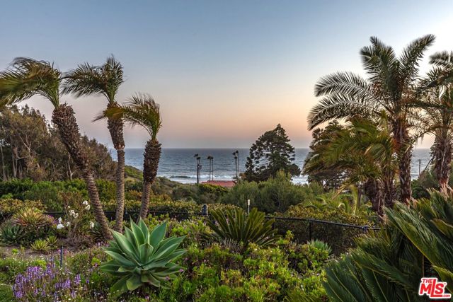 6417 Merritt Drive, Malibu CA: https://media.crmls.org/mediaz/e4e148b5-10ab-44b9-9c98-2fdbc480fe79.jpg