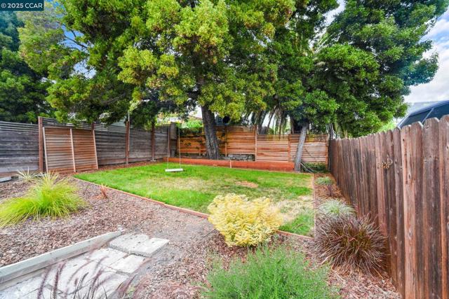 1348 E 26Th St, Oakland CA: https://media.crmls.org/mediaz/e4e15222-ac3e-4ed0-83d7-b74bc28cf8da.jpg