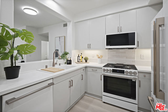 7100 Playa Vista Drive, Playa Vista CA: https://media.crmls.org/mediaz/e4e1be13-2bbe-4c4d-9e19-44f589661396.jpg
