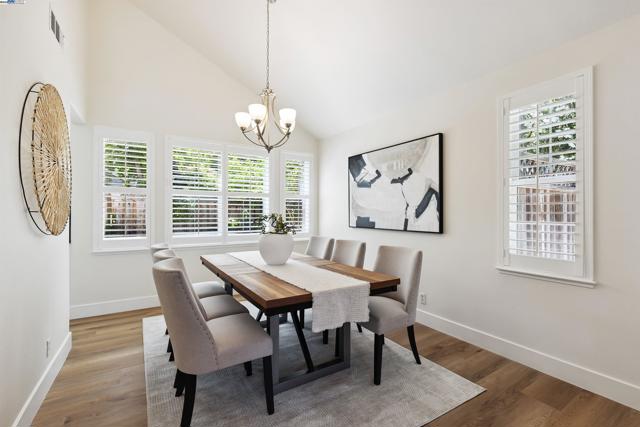 1687 Silverwood Ct, Danville CA: https://media.crmls.org/mediaz/e4e20e42-b1f5-44b7-8aec-015add9f9e36.jpg