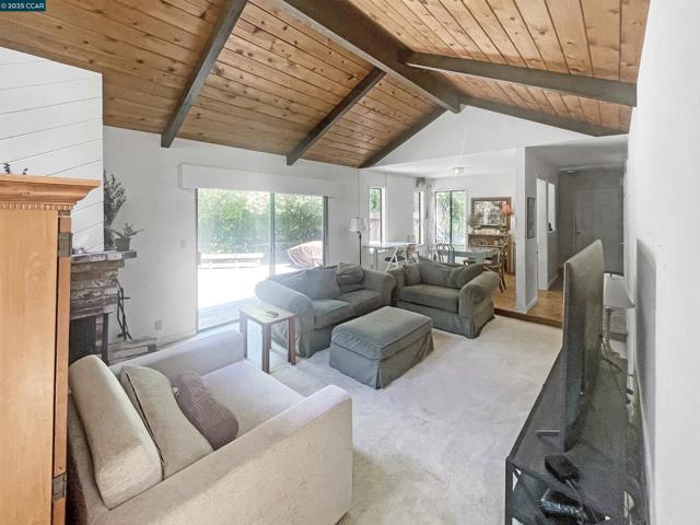 54 Creek Tree Ln, Alamo CA: https://media.crmls.org/mediaz/e4e25eb3-1e62-40a8-872e-677616045399.jpg