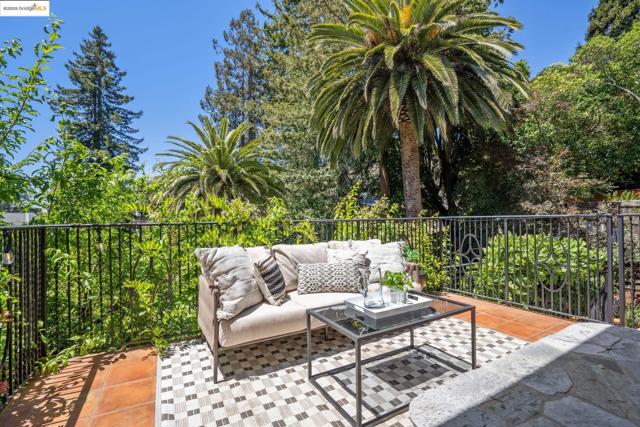 6051 MARGARIDO Dr, Oakland CA: https://media.crmls.org/mediaz/e4e2a237-c267-4692-baf2-f32a98212e7b.jpg