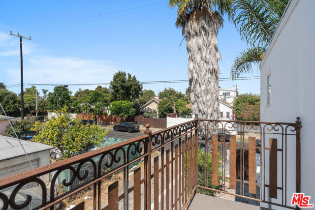616 Sunset Avenue, Venice CA: https://media.crmls.org/mediaz/e4e2e07a-b1b6-4062-b98f-bab0bd56c2a0.jpg