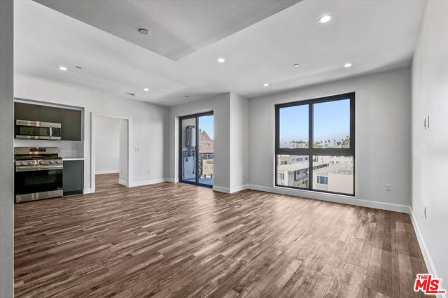1537 S Wilton Place, Los Angeles CA: https://media.crmls.org/mediaz/e4e49cd2-b38a-49ab-94d4-25c41f7d739d.jpg