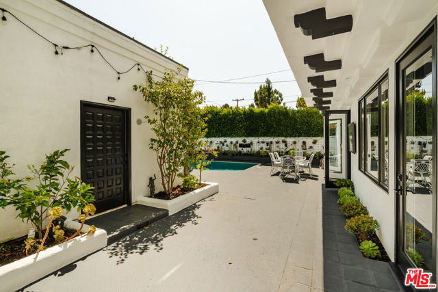 609 21st Place, Santa Monica CA: https://media.crmls.org/mediaz/e4e4a118-cd31-4db7-9301-7b88018075cd.jpg