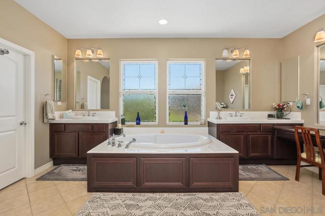 5029 Medalist Ct, Oceanside CA: https://media.crmls.org/mediaz/e4e61489-e1dc-40bb-9c54-047f0ae17234.jpg