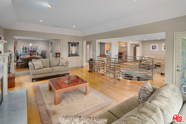 13477 Contour Drive, Sherman Oaks CA: https://media.crmls.org/mediaz/e4e6add4-d9ba-4f1e-843f-1d5d4717c1b2.jpg
