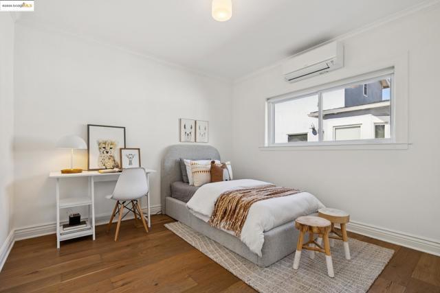 1642 10Th St, Berkeley CA: https://media.crmls.org/mediaz/e4e6b3c5-aae8-4f8b-9210-55027e45b126.jpg