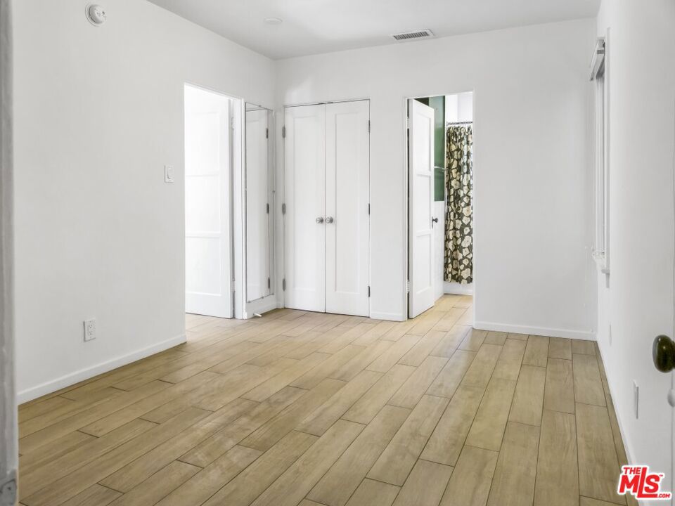 https://media.crmls.org/mediaz/e4e780d8-a8e2-4c7a-8877-9fdc374a3be2.jpg?preset=X-Large