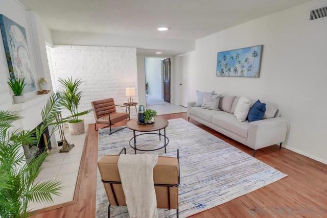 4402 Collwood Ln, San Diego CA: https://media.crmls.org/mediaz/e4e7faca-8fa3-4fdc-b856-dea31799f890.jpg