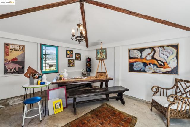 6801 Estates Dr, Oakland CA: https://media.crmls.org/mediaz/e4e84d1f-bbcf-4957-8379-b535e4d43a21.jpg