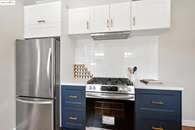 485 Hardy St, Oakland CA: https://media.crmls.org/mediaz/e4e87e04-032f-470d-9e77-2b2e6982fdd8.jpg