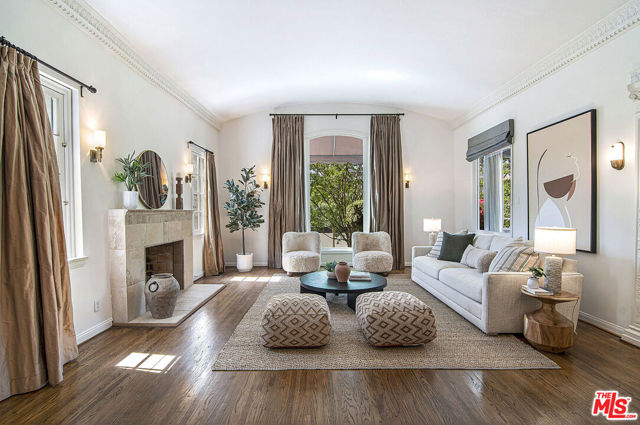 503 N Plymouth Boulevard, Los Angeles CA: https://media.crmls.org/mediaz/e4e89c50-3179-4657-bd93-b65802c6825a.jpg