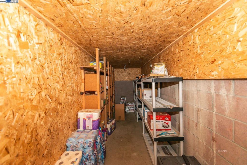 https://media.crmls.org/mediaz/e4e8bcfa-fd5b-47f5-b532-c97973631f06.jpg?preset=X-Large
