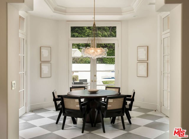 10509 Vestone Way, Los Angeles CA: https://media.crmls.org/mediaz/e4ea4fec-e4e3-40a6-8b34-bd547b9c15e2.jpg
