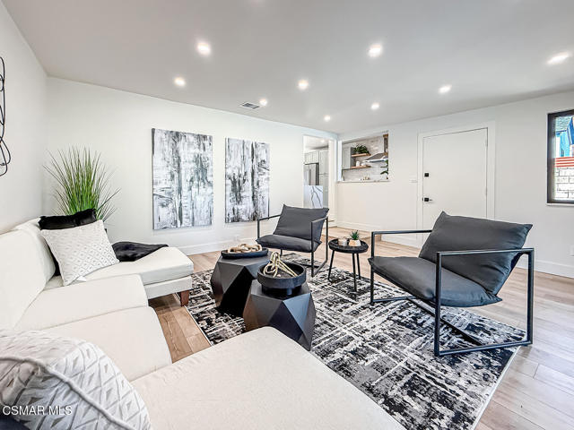 7530 Gaviota Avenue, Lake Balboa CA: https://media.crmls.org/mediaz/e4eaa927-70ae-4873-ae8b-c0743594dda4.jpg