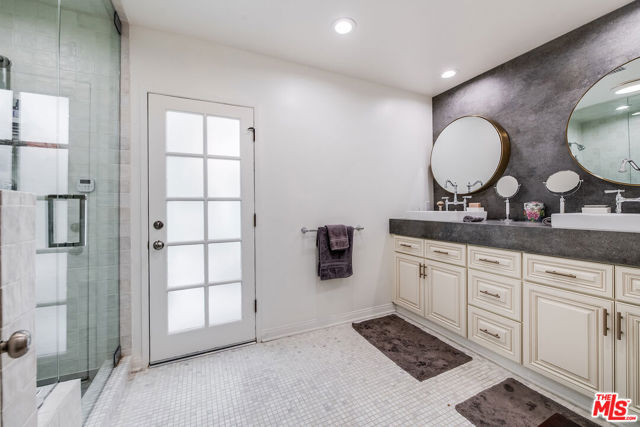 13109 Valley Vista Boulevard, Studio City CA: https://media.crmls.org/mediaz/e4ec2764-d76f-4ffe-9db6-d93e35bc2046.jpg