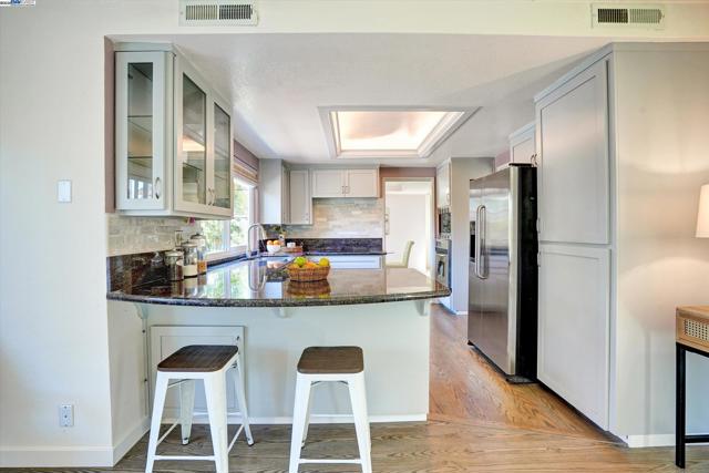 37 Clipper Drive, Alameda CA: https://media.crmls.org/mediaz/e4ed64d6-5a6e-4336-bfb2-c9de74e63a38.jpg
