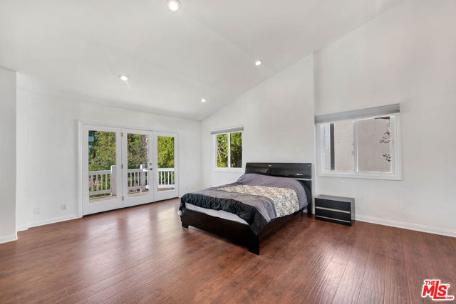 5890 Fairhaven Avenue, Woodland Hills CA: https://media.crmls.org/mediaz/e4ed8d85-66dc-4146-8889-350b20160fab.jpg
