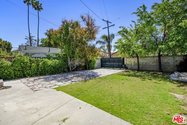 2230 W 30th Street, Los Angeles CA: https://media.crmls.org/mediaz/e4ee033b-8705-4a76-bde9-54e171bce145.jpg