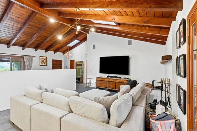 Detail Gallery Image 10 of 57 For 11724 Shadow Valley Rd, El Cajon,  CA 92020 - 5 Beds | 3 Baths