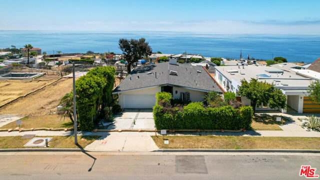 18128 Kingsport Drive, Malibu CA: https://media.crmls.org/mediaz/e4eec984-ae16-46a6-a4fb-a4a7e07c133f.jpg