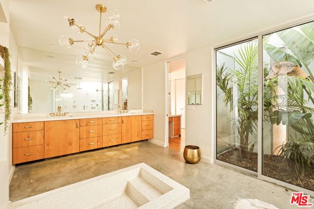 6641 Bedford Avenue, Los Angeles CA: https://media.crmls.org/mediaz/e4eed440-834b-4c44-8dfa-0972e911f40e.jpg