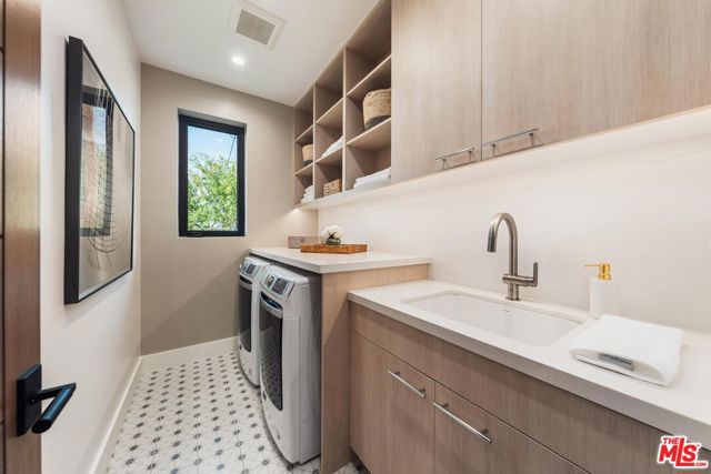 1213 Pine Street, Santa Monica CA: https://media.crmls.org/mediaz/e4ef5442-3faf-42ed-a877-9e80094dd56b.jpg
