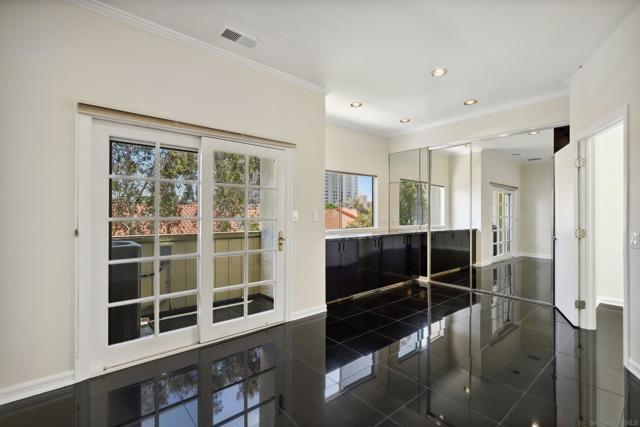 3946 La Jolla Village Dr, La Jolla CA: https://media.crmls.org/mediaz/e4ef5d46-d89b-40b7-8277-eb965b653a4b.jpg