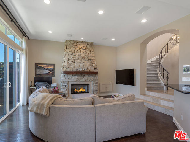 23949 De Ville Way, Malibu CA: https://media.crmls.org/mediaz/e4efb013-4ea2-4a97-b171-7e0fe104ca76.jpg