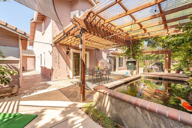 32760 Orick St, Union City CA: https://media.crmls.org/mediaz/e4f036d3-c6ed-4ce6-b19c-bd24e841fb03.jpg